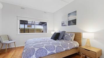 4 bedrooms, iron/ironing board, travel cot, Internet