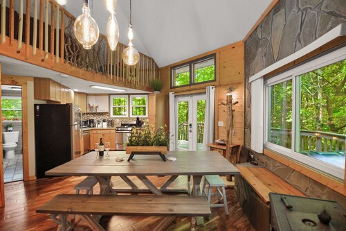 Large Octagon Cabin on Double Lot! Hot Tub, Fire place, Game room, Fire pit!