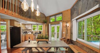 Large Octagon Cabin on Double Lot! Hot Tub, Fire place, Game room, Fire pit!