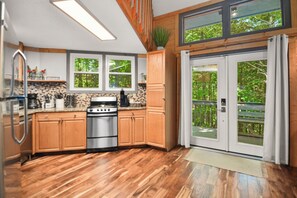 Fridge, microwave, oven, stovetop - Large Octagon Cabin on Double Lot! Hot Tub, Fire place, Game room, Fire pit! (Ellijay)