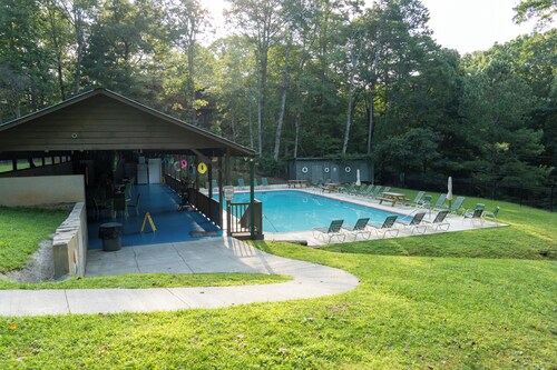 Large Octagon Cabin on Double Lot! Hot Tub, Fire place, Game room, Fire pit!