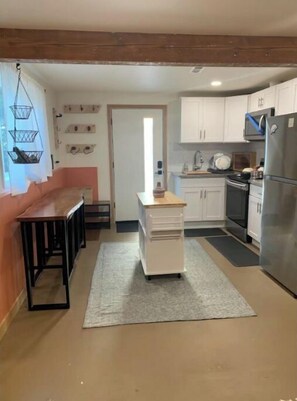Kühlschrank, Mikrowelle, Kochgeschirr/Geschirr/Besteck