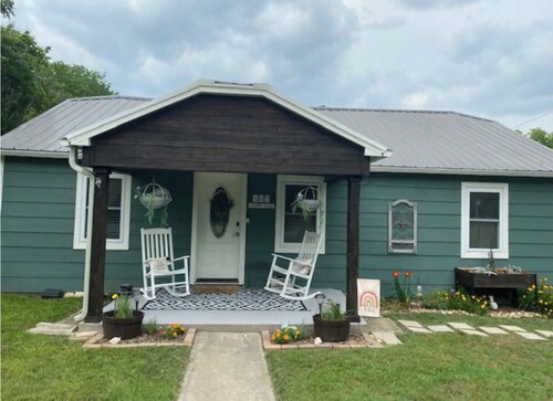 Harvest House - Vineyard Charm w/ New Hot Tub in Saint Jo