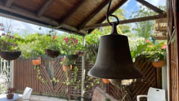 مكتب ومساحة عمل للكمبيوتر المحمول وواي فاي مجانًا وملاءات أسرّة