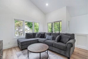 TV connectée, table de tennis de table, livres