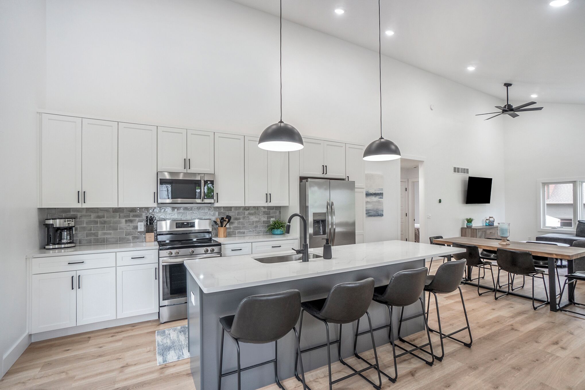 Réfrigérateur, micro-ondes, four, plaque de cuisson