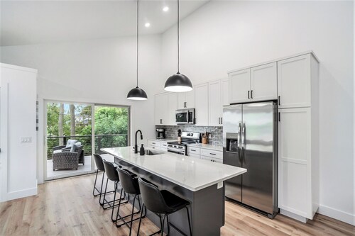 Gorgeous New Home, Sleeps 10, Steps Away from Lake Michigan Beaches