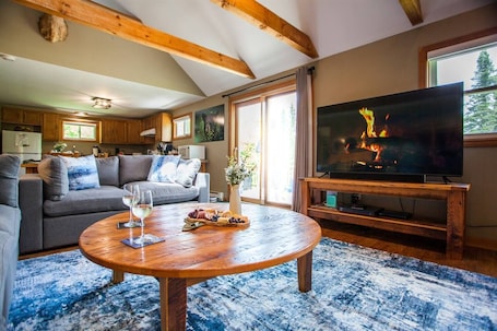 TV, books. Trailside Lodge- Trail Access w/Game Table-New AC