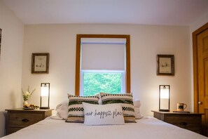 3 bedrooms, travel cot, WiFi, bed sheets - Trailside Lodge- Trail Access w/Game Table-New AC (Pittsburg)