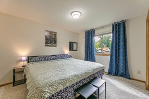 3 chambres, bureau, fer et planche à repasser, lit parapluie