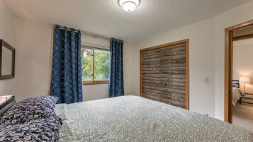 3 Schlafzimmer, Schreibtisch, Bügeleisen/Bügelbrett, Reisekinderbett