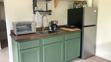 Fridge, stovetop, coffee/tea maker, electric kettle