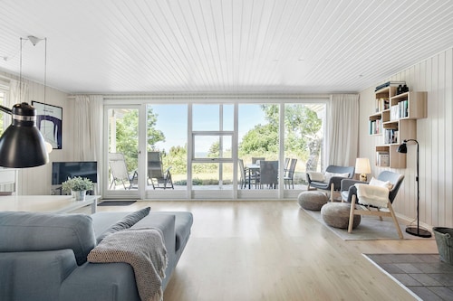 Bright and cozy summer house with sea view