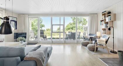 Bright and cozy summer house with sea view