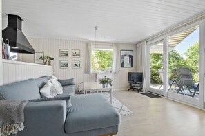 TV - Bright and cozy summer house with sea view (Hasle)