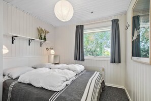 3 bedrooms, iron/ironing board, free WiFi - Bright and cozy summer house with sea view (Hasle)