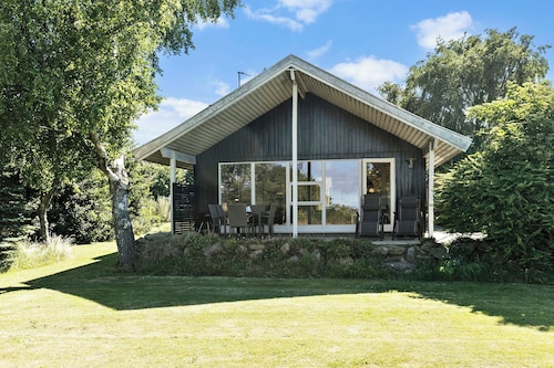 Bright and cozy summer house with sea view