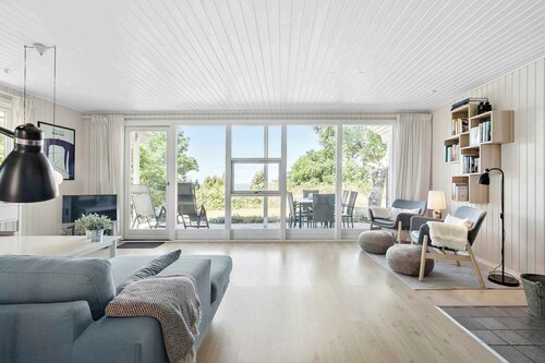 Bright and cozy summer house with sea view