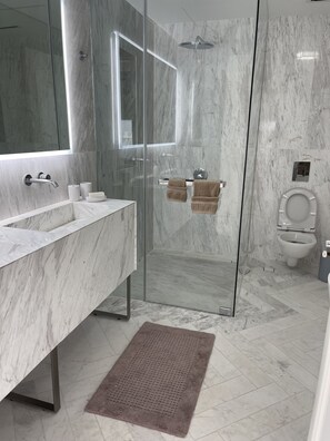 Hair dryer, towels, soap, shampoo - Ocean-view Luxe 2-Bedroom at Magnificent Wanders Yoo, Ave Balboa, Panama City! (Panama City)