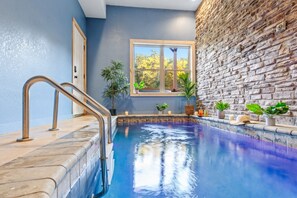 Een binnenzwembad, een verwarmd zwembad