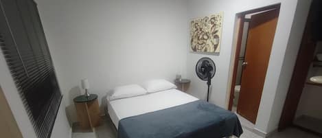 1 habitación, tabla de planchar con plancha, wifi y ropa de cama