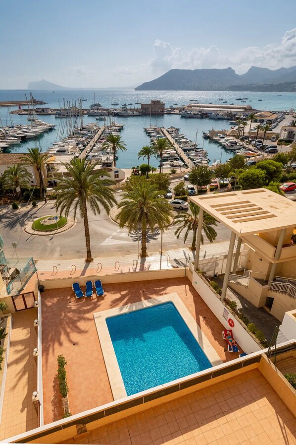 Indoor pool, outdoor pool