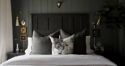 Dreamy Mountain View Cottage + Creative Work Space