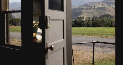 Dreamy Mountain View Cottage + Creative Work Space