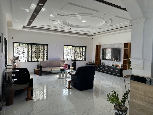 Smart TV, books, stereo