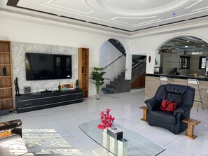 Smart TV, books, stereo