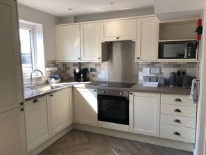 Fridge, microwave, oven, stovetop - 3 Bed House - Sleeps 6 - Garden - Parking - Wifi (Rye)