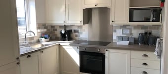 3 Bed House - Sleeps 6 - Garden - Parking - Wifi