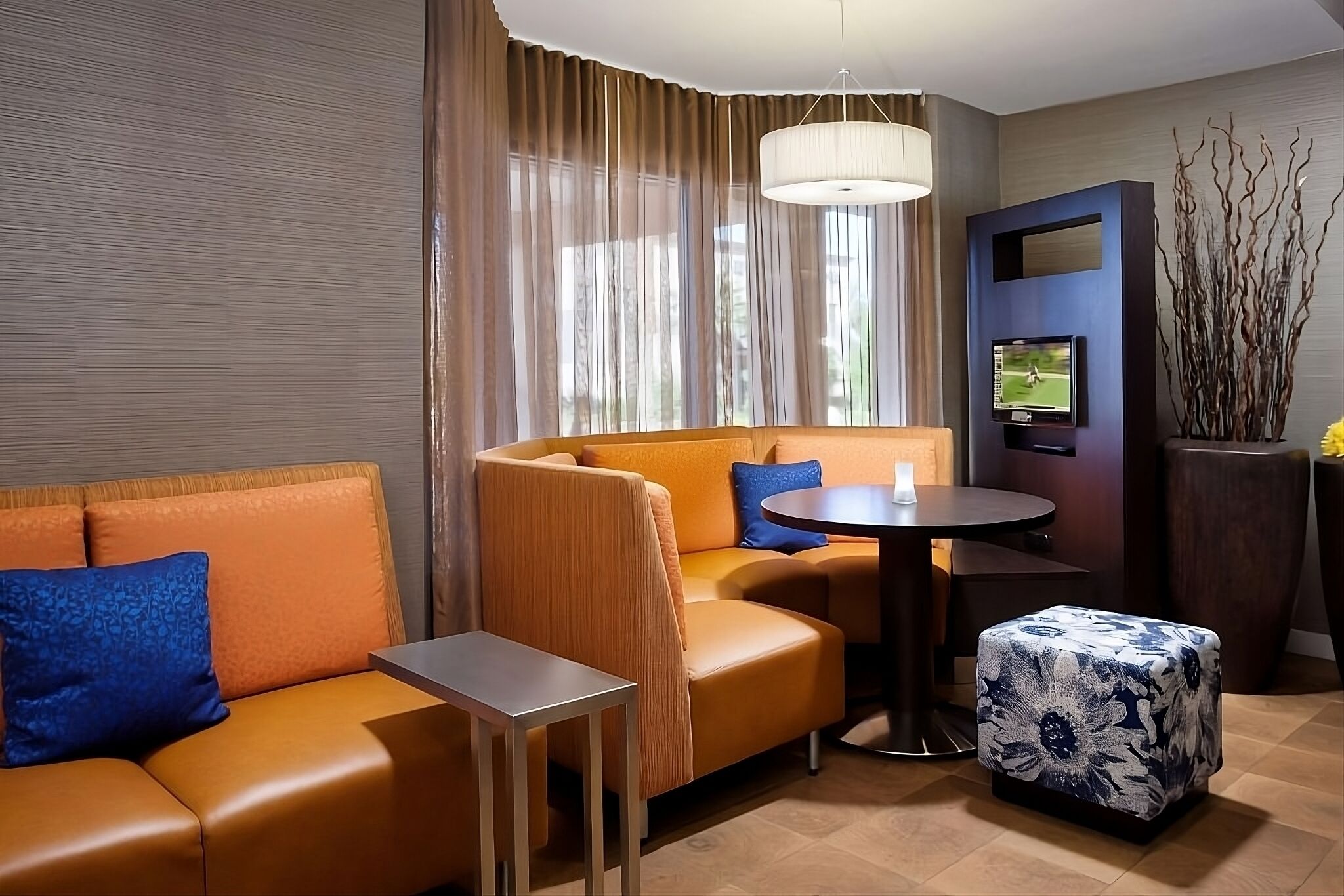 Your Oasis In The Heart Of Summerlin! 2 Comfortable Rooms! Outdoor Pool! - Las Vegas