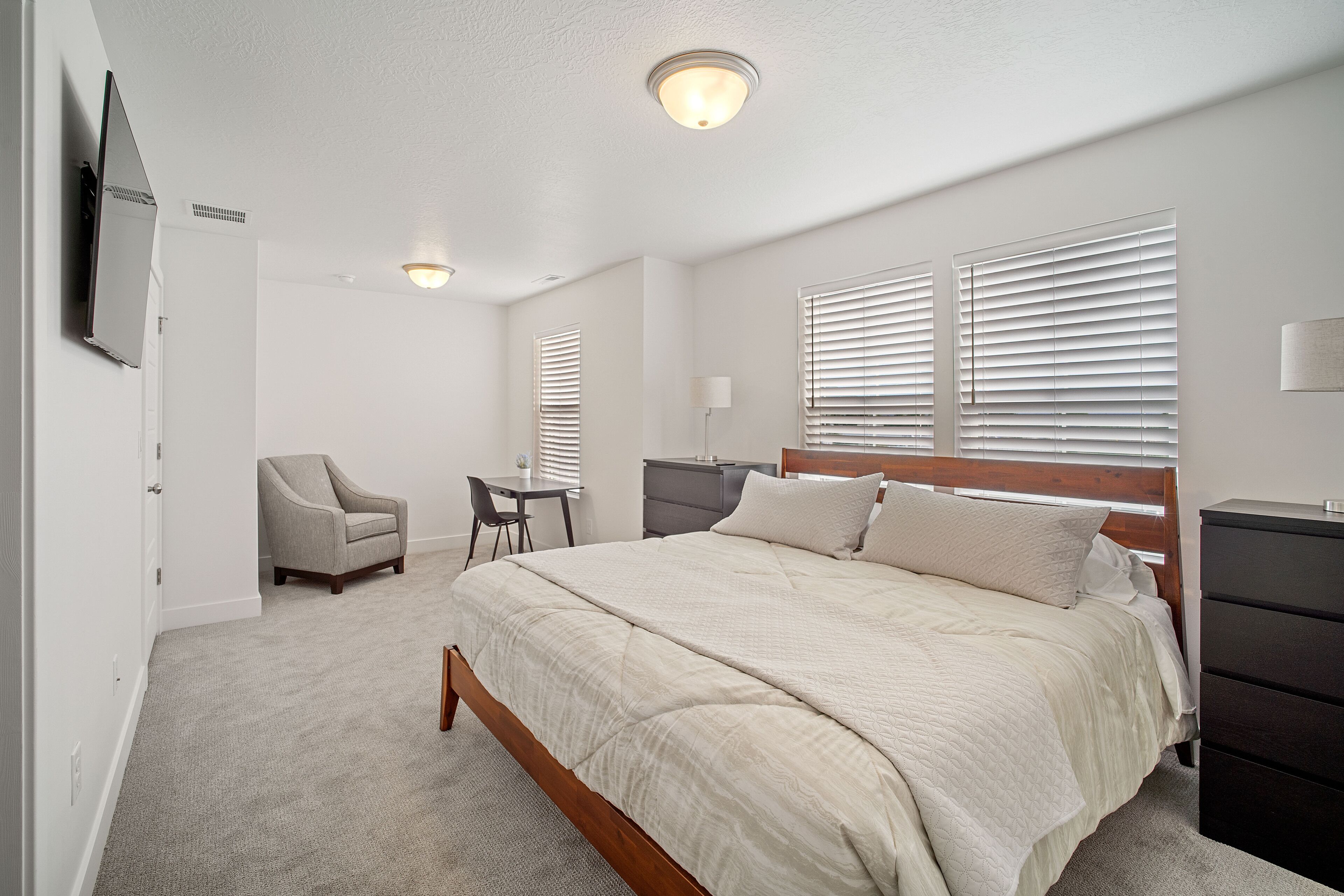 3 bedrooms, desk, iron/ironing board, travel cot