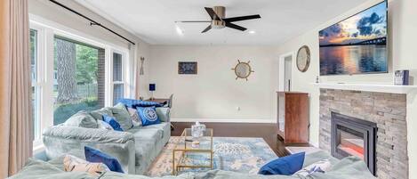 Smart TV, chimenea y oficina