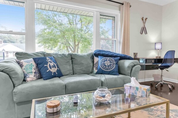 Una Smart TV, una chimenea, una oficina