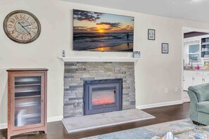 Una Smart TV, una chimenea, una oficina