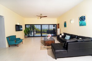 Smart-TV, Tischtennisplatte, Bücher