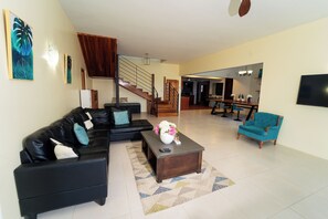 Smart-TV, Tischtennisplatte, Bücher