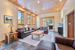 Fernseher, DVD-Player, Stereoanlage, Arbeitsbereiche