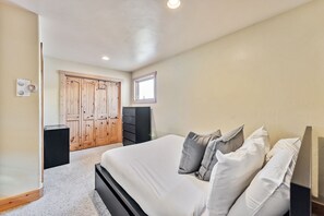 3 Schlafzimmer, Schreibtisch, Bügeleisen/Bügelbrett, WLAN