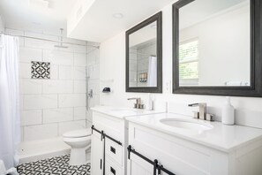 Dusche, Haartrockner, Handtücher, Seife