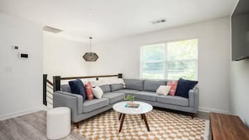 Älytelevisio, videopelejä, pöytäjalkapallopöytä, kirjoja