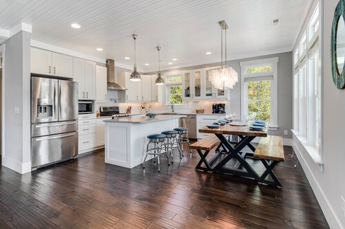 Wonderful Beach Home With Hot Tub and Golf Cart, easy Access to the Beach, Sleeps 11