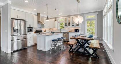Wonderful Beach Home With Hot Tub and Golf Cart, easy Access to the Beach, Sleeps 11
