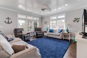 Smart TV, reproductor de DVD, libros y impresora 