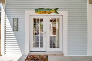 Exterior detail - Wonderful Beach Home With Hot Tub and Golf Cart, easy Access to the Beach, Sleeps 11 (Oak Island)