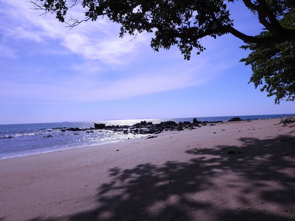 On the beach, white sand, sun loungers, beach umbrellas - Relax Bay Resort (Ko Lanta)