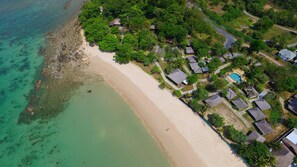 På stranden, vit sandstrand, solstolar och parasoller