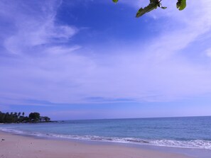 On the beach, white sand, sun loungers, beach umbrellas - Relax Bay Resort (Ko Lanta)